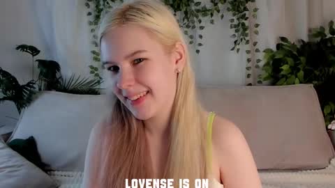 Snapshot of bezuya chatting on 11-23-25, 01:49 Eliz online show from 11-23-25, 01:49