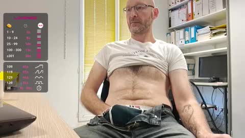 My name is David and if you like public exhibitions you wont be disappointed with me LoL - My favorite vibes is 44  online show from 01-16-26, 09:02