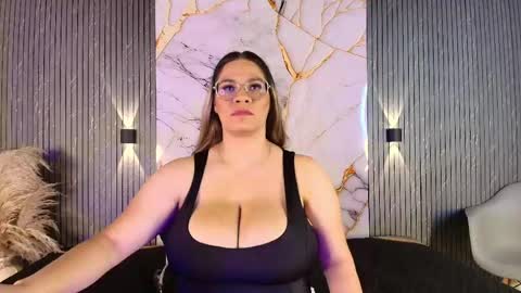 Snapshot of big_tits_in_your_face chatting on 04-12-26, 08:25 Tell me Sophia online show from 04-12-26, 08:25