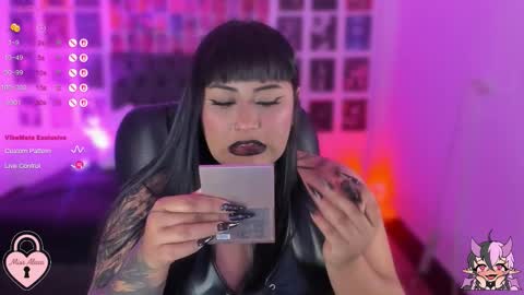 Snapshot of bigboobs_cloe chatting on 10-17-25, 05:54 bigboobs cloe online show from 10-17-25, 05:54