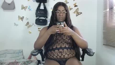 Snapshot of bigcrisblack chatting on 10-26-25, 08:26 cristina online show from 10-26-25, 08:26