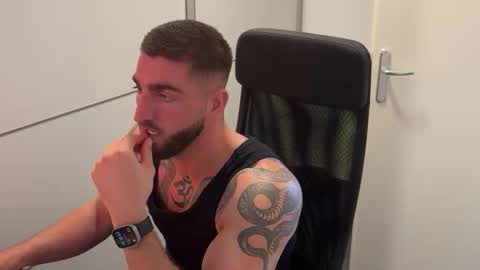 Snapshot of bigsnakeman1995 chatting on 10-28-25, 11:58 Gogo online show from 10-28-25, 11:58