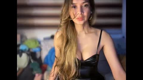 Yna     online show from 11-17-25, 12:27