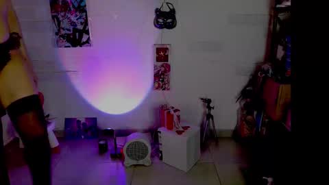 Snapshot of black_lady_05 chatting on 02-10-26, 04:16 millie online show from 02-10-26, 04:16