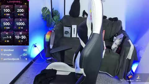 Snapshot of blackberry_s chatting on 02-19-25, 11:14 Sophie online show from 02-19-25, 11:14