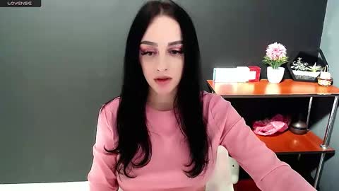 Snapshot of blacky_berry chatting on 12-02-24, 04:31 Ivy online show from 12-02-24, 04:31