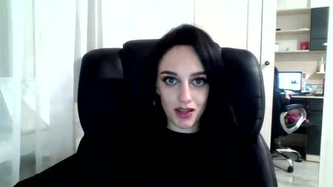 Snapshot of blacky_berry chatting on 01-18-25, 08:09 Ivy online show from 01-18-25, 08:09