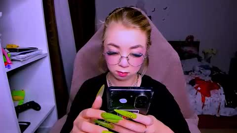 Snapshot of blinkofeyes chatting on 12-22-25, 04:42 Nicole online show from 12-22-25, 04:42