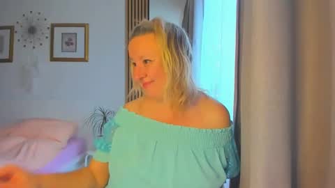 Snapshot of blonde_angel20 chatting on 12-28-24, 08:37 Nicole online show from 12-28-24, 08:37