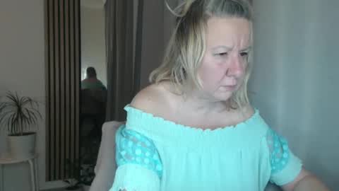 Snapshot of blonde_angel20 chatting on 12-28-24, 04:52 Nicole online show from 12-28-24, 04:52