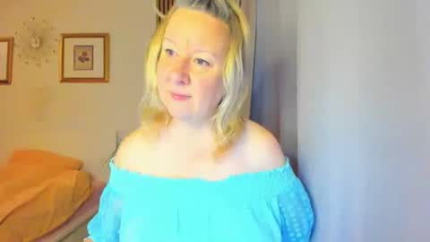 Snapshot of blonde_angel20 chatting on 12-29-24, 06:14 Nicole online show from 12-29-24, 06:14