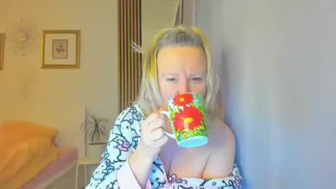 Snapshot of blonde_angel20 chatting on 12-29-24, 04:19 Nicole online show from 12-29-24, 04:19