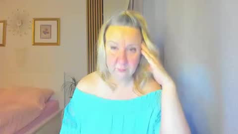 Snapshot of blonde_angel20 chatting on 01-01-25, 05:01 Nicole online show from 01-01-25, 05:01