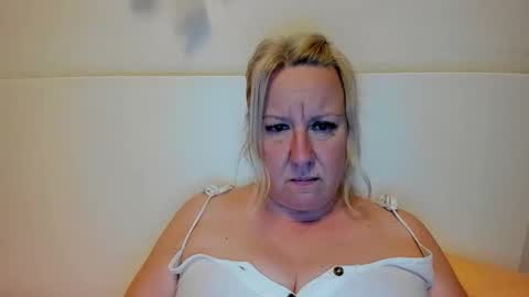 Snapshot of blonde_angel20 chatting on 09-24-25, 08:23 Nicole online show from 09-24-25, 08:23