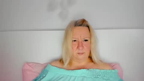 Snapshot of blonde_angel20 chatting on 10-18-25, 01:23 Nicole online show from 10-18-25, 01:23
