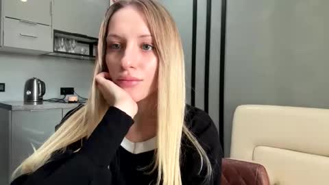 Snapshot of blondi_bondi chatting on 12-15-24, 06:40 Viktoriia online show from 12-15-24, 06:40