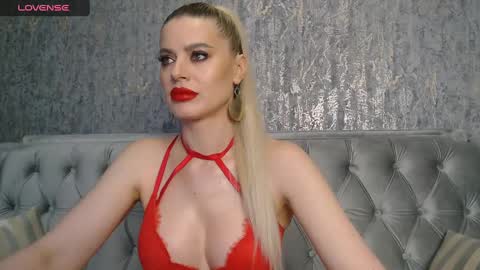 Snapshot of blondiestarxxx chatting on 02-14-25, 07:28 Helen online show from 02-14-25, 07:28