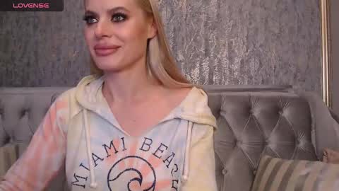 Snapshot of blondiestarxxx chatting on 09-27-25, 08:14 Helen online show from 09-27-25, 08:14
