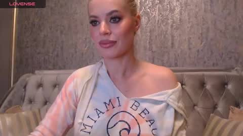 Snapshot of blondiestarxxx chatting on 09-29-25, 01:11 Helen online show from 09-29-25, 01:11