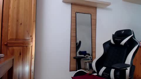 Snapshot of blondyelena chatting on 02-19-25, 08:22 blondyelena online show from 02-19-25, 08:22