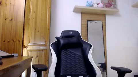 Snapshot of blondyelena chatting on 10-12-25, 07:29 blondyelena online show from 10-12-25, 07:29