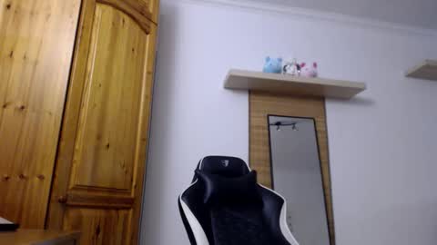 Snapshot of blondyelena chatting on 10-20-25, 06:03 blondyelena online show from 10-20-25, 06:03