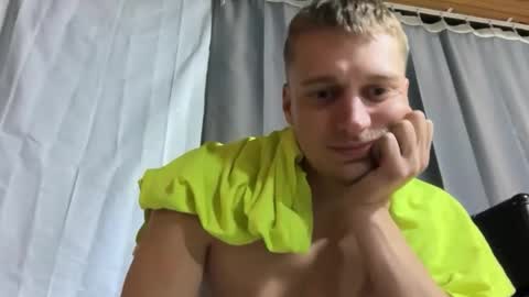 Snapshot of blue_eyed_beau chatting on 11-04-25, 04:00 Beau online show from 11-04-25, 04:00