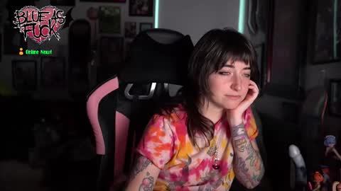 Snapshot of blueasfuck chatting on 10-22-25, 12:33 Blue online show from 10-22-25, 12:33