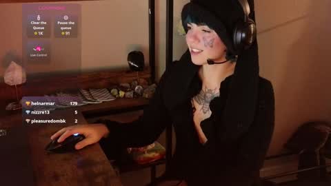 Snapshot of bluedweeb chatting on 12-10-24, 04:13 Blue online show from 12-10-24, 04:13