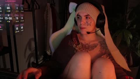 Snapshot of bluedweeb chatting on 12-31-24, 04:38 Blue online show from 12-31-24, 04:38