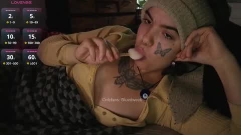 Snapshot of bluedweeb chatting on 09-19-25, 03:30 Blue online show from 09-19-25, 03:30