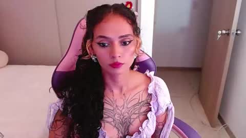 Snapshot of bluee_v chatting on 06-22-26, 01:29 Im Abril .. Nice to meet you thumb up me please its important INDEPENDENT MODEL online show from 06-22-26, 01:29