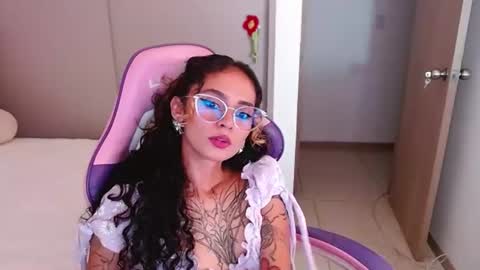 Snapshot of bluee_v chatting on 06-22-26, 03:25 Im Abril .. Nice to meet you thumb up me please its important INDEPENDENT MODEL online show from 06-22-26, 03:25