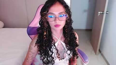 Snapshot of bluee_v chatting on 06-25-26, 02:00 Im Abril .. Nice to meet you thumb up me please its important INDEPENDENT MODEL online show from 06-25-26, 02:00