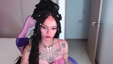 Snapshot of bluee_v chatting on 07-09-26, 01:53 Im Abril .. Nice to meet you thumb up me please its important INDEPENDENT MODEL online show from 07-09-26, 01:53