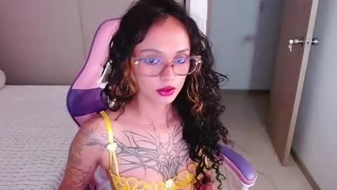 Snapshot of bluee_v chatting on 07-20-26, 02:48 Im Abril .. Nice to meet you thumb up me please its important INDEPENDENT MODEL online show from 07-20-26, 02:48