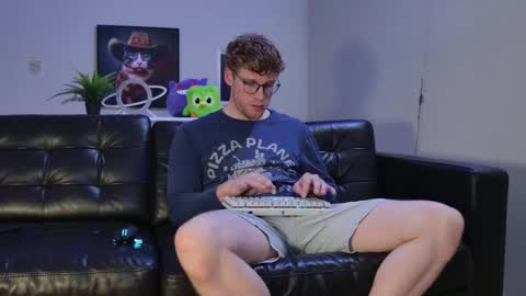 Snapshot of blueeyedtallguy chatting on 10-18-25, 01:08 blueeyedtallguy online show from 10-18-25, 01:08