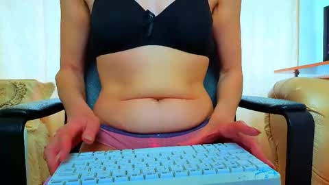 Mia online show from 04-17-26, 03:31