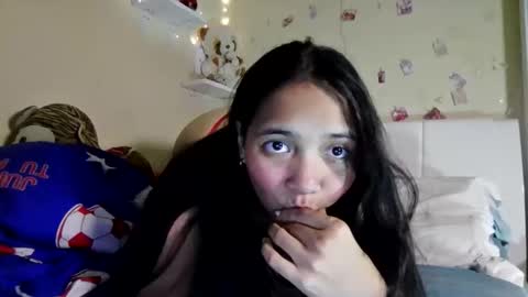 Snapshot of bombon_205661 chatting on 10-17-25, 08:33 Melanie online show from 10-17-25, 08:33