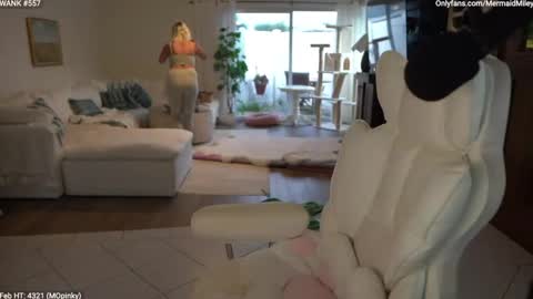 Snapshot of boobznbeer chatting on 02-10-26, 01:10 Miley online show from 02-10-26, 01:10