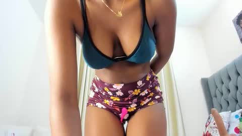 bouncy_booty677 online show from 04-24-26, 09:06