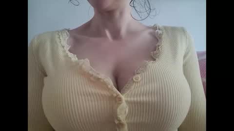 Snapshot of bouncyqueenmajesty chatting on 06-10-26, 07:24 Bouncy Queen Majesty online show from 06-10-26, 07:24