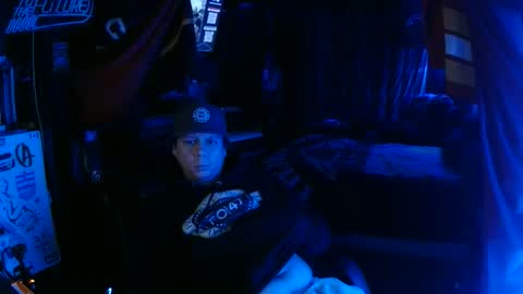 Snapshot of bowerboi1217 chatting on 11-19-25, 06:02 Bowerboi1217 online show from 11-19-25, 06:02