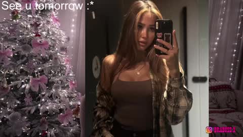 Snapshot of brabuss_ chatting on 12-29-24, 10:12 Lana online show from 12-29-24, 10:12