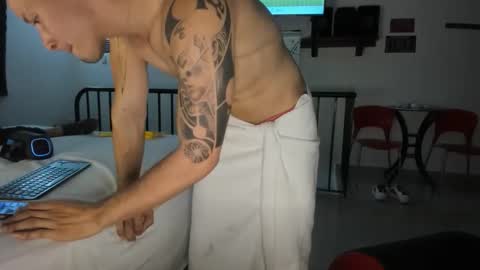 Snapshot of branfonhot chatting on 09-10-25, 12:43 Instagram             twitter BRAN LOPEZ  online show from 09-10-25, 12:43
