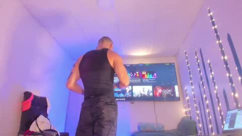 Snapshot of branfonhot chatting on 10-17-25, 09:34 Instagram             twitter BRAN LOPEZ  online show from 10-17-25, 09:34