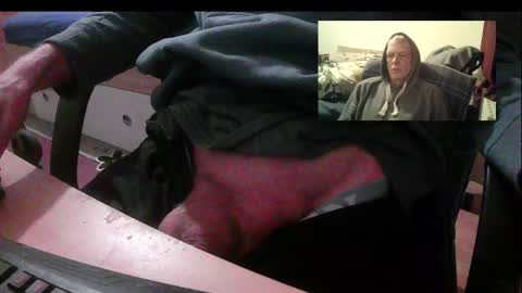 Snapshot of bremer64 chatting on 12-15-25, 12:20 bremer64 online show from 12-15-25, 12:20