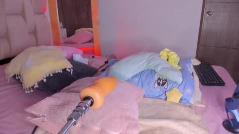 Snapshot of brenda_ruiz_ chatting on 02-22-25, 01:13 Branda online show from 02-22-25, 01:13