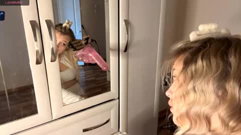 Mia   online show from 04-21-26, 07:47