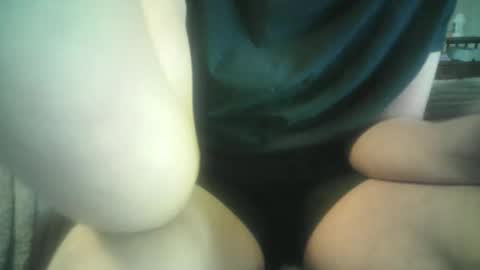 Snapshot of bri20fu chatting on 10-25-25, 04:24 raining down on me online show from 10-25-25, 04:24